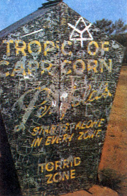 Дорожный знак на пересечении с тропиком Козерога испещерен 'памятными' надписями современных троглодитов