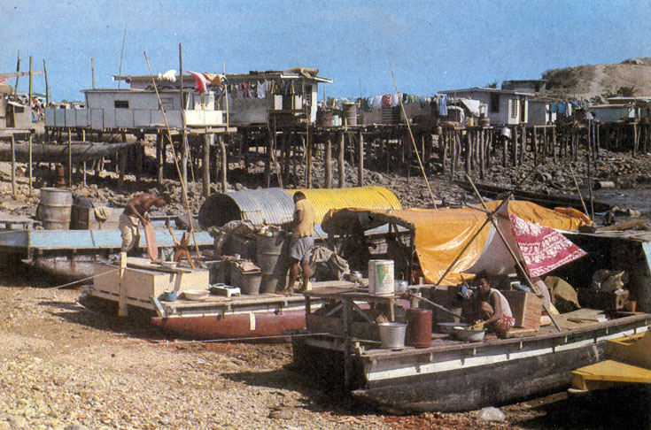 Обитатели побережья живут в лодках и в домиках на сваях