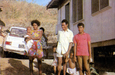 Семья папуаса Эки Порафаэ у государственного домика. Машина взята напрокат