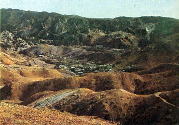 Длительные горные разработки - добыча золота и меди - привели к полному разрушению ландшафта вокруг Куинстауна в Тасмании 