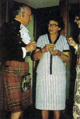 На торжественный прием сэр Резерфорд облачается в шотландский костюм