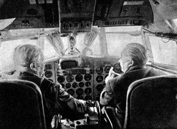 Пилоты пассажирского лайнера довольно свободно чувствуют себя в своей кабине. Но сколько перед ними, над ними и с боков всяких кнопок, рукояток и приборов!